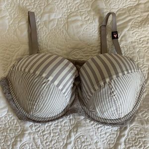 Victoria Secret Demi Bra. NWT